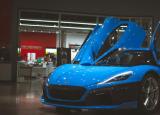 新型Rimac C_Two超级跑车在彼得森汽车博物馆展出