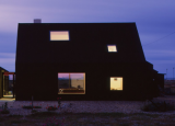 RodićDavidsonArchitects在Dungeness海滩上建造的黑污房屋